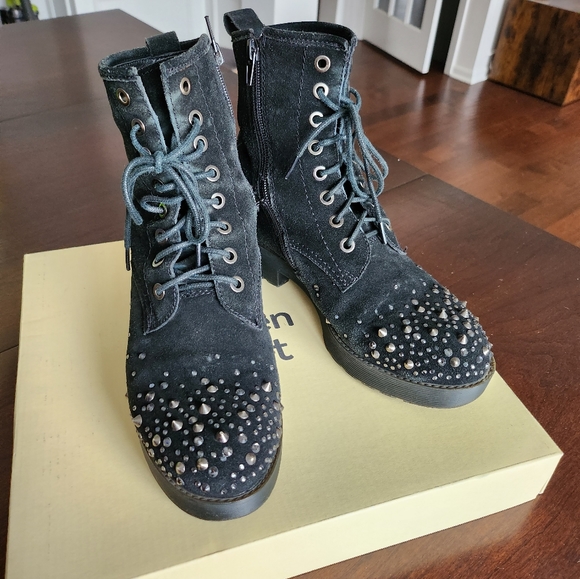 Pre loved lace up boots - Picture 1 of 5